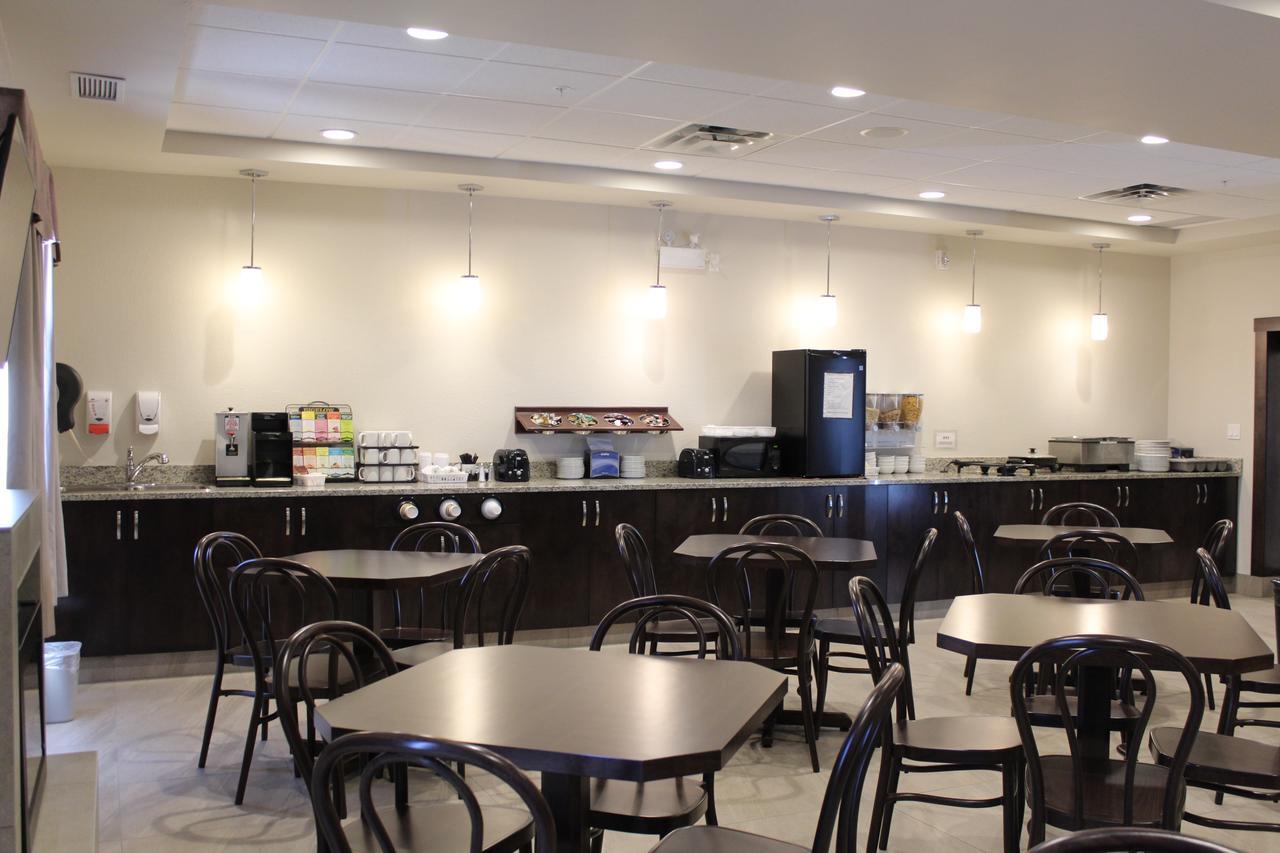 Prairie Moon Inn & Suites Macklin المظهر الخارجي الصورة